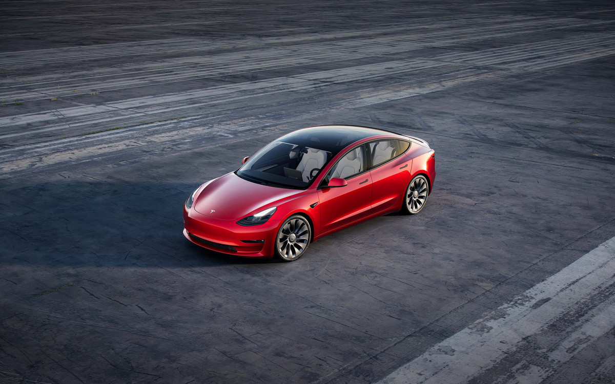 Tesla Model 3 Erfahrungsberichte und Test + Zubehör